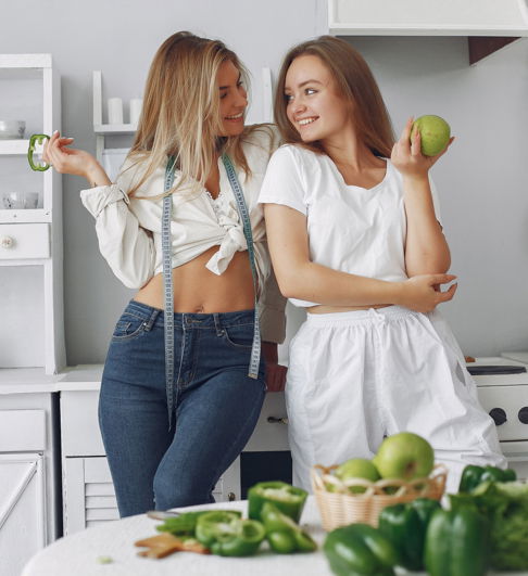 mujeres-bellas-y-deportivas-en-una-cocina-con-verduras.jpg