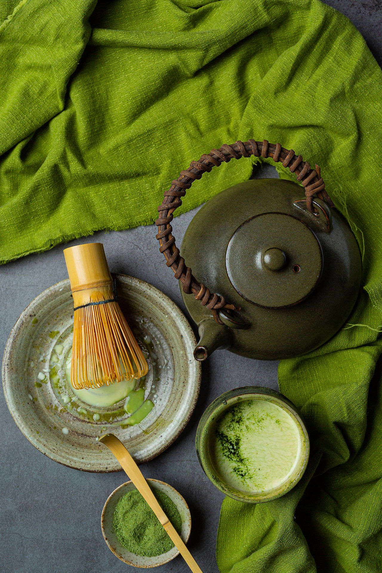 te-verde-caliente-en-un-vaso-con-crema-cubierto-con-te-verde-decorado-con-te-verde-en-polvo.jpg